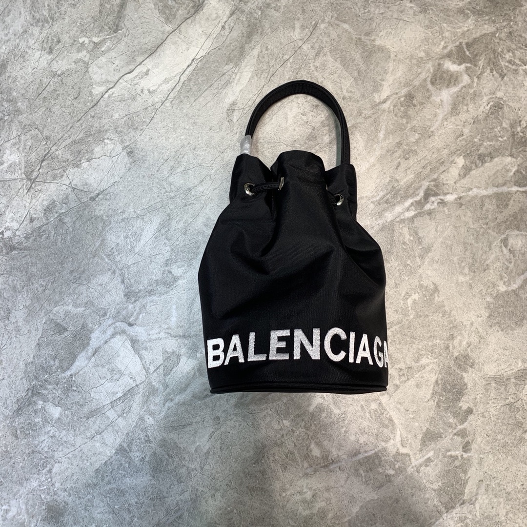 BALENCIAGA 발렌시아가 버킷백