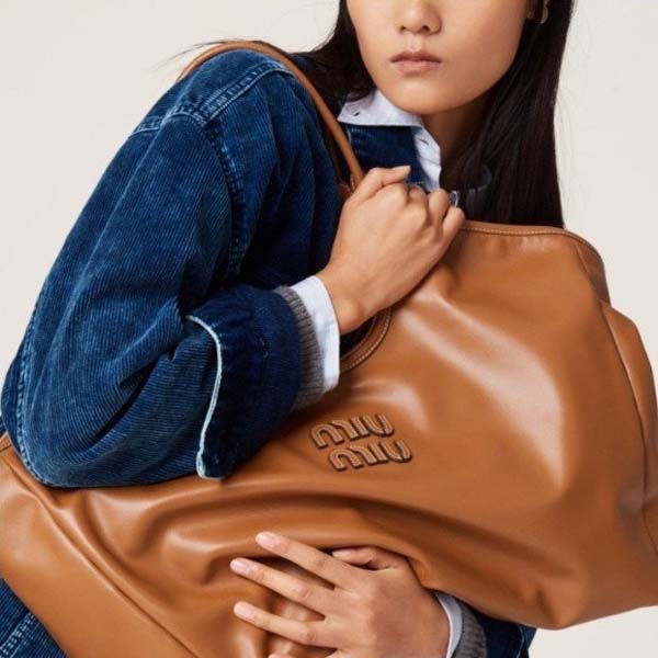 미우미우 로고 아이비 레더백