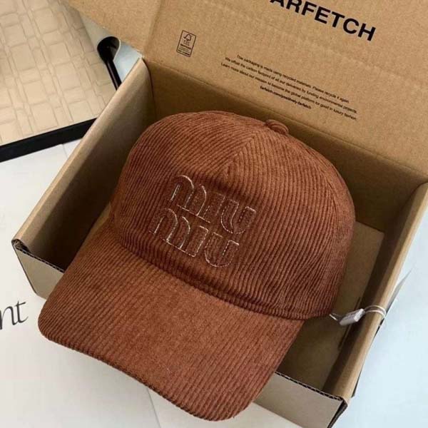 미우미우 자수로고 볼캡