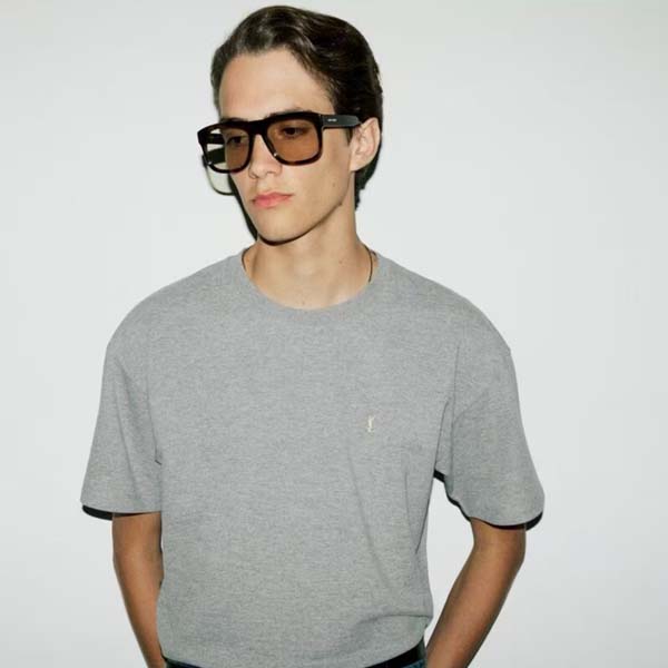 25년 YSL 입생로랑 자수로고 라운드 그레이 반팔 티셔츠 0609