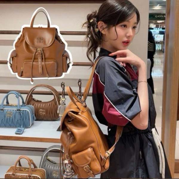 미우미우 로고 레더 백팩