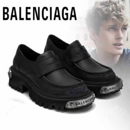 25년 발렌시아가 로고 블랙 카프스킨 트랙터 로퍼 1017