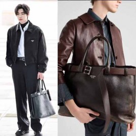 25년 프라다 런어웨이 벨트 나파 가죽 프라다 버클백 2종 1021